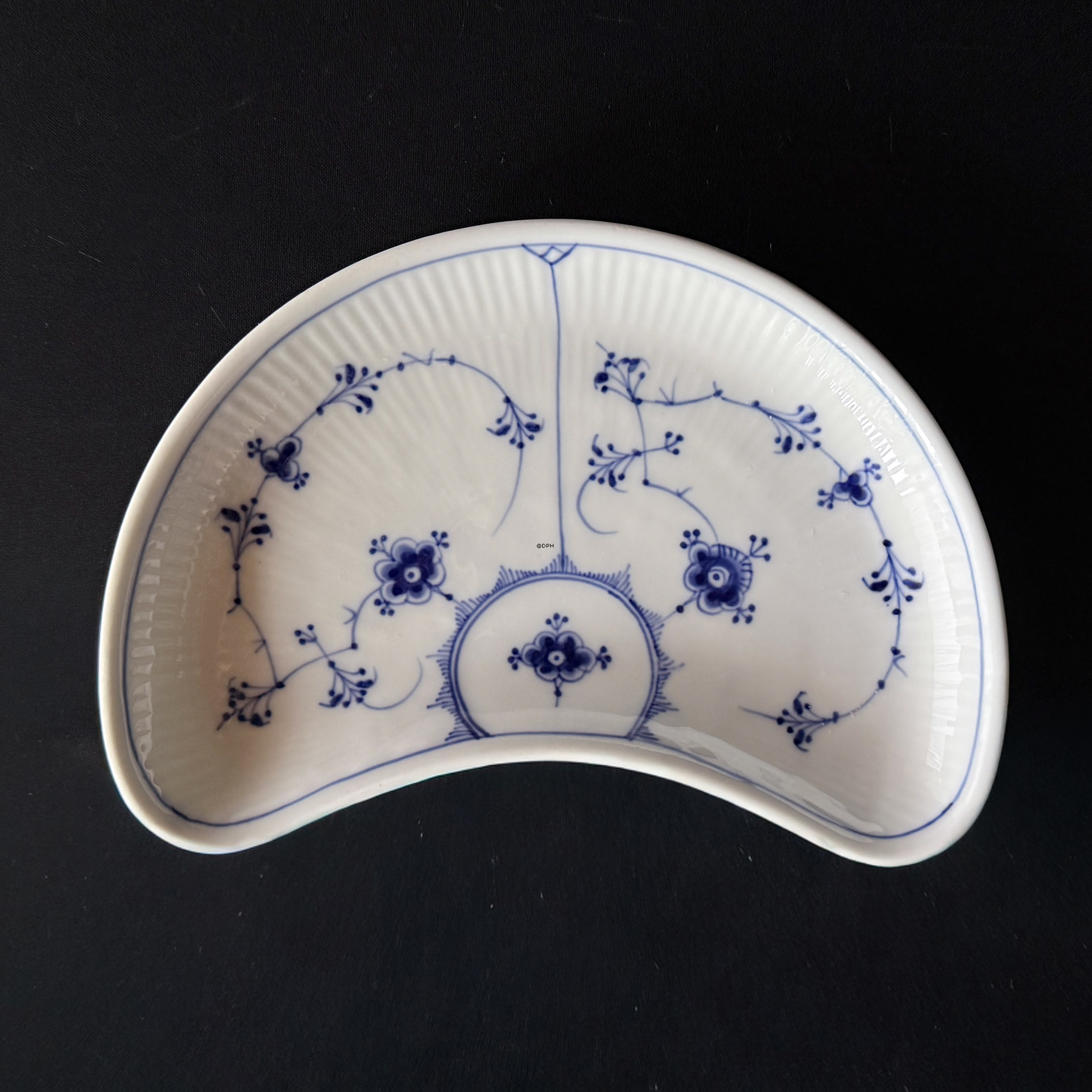 Royal Copenhagen Musselmalet gerippt Halbmondschale Nr. 1/155, 22 cm, selten