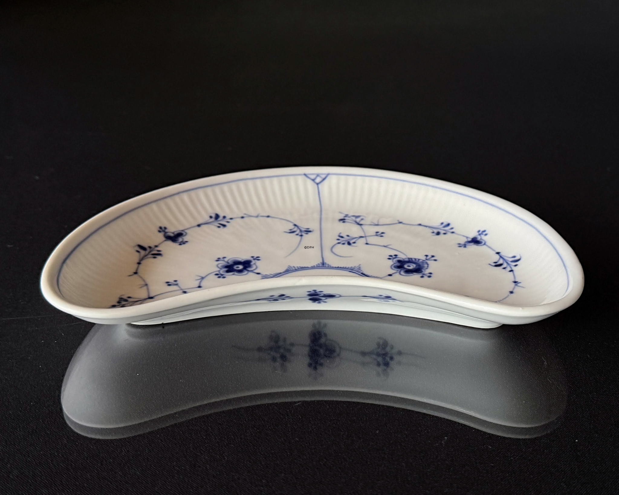 Royal Copenhagen Musselmalet gerippt Halbmondschale Nr. 1/155, 22 cm, selten