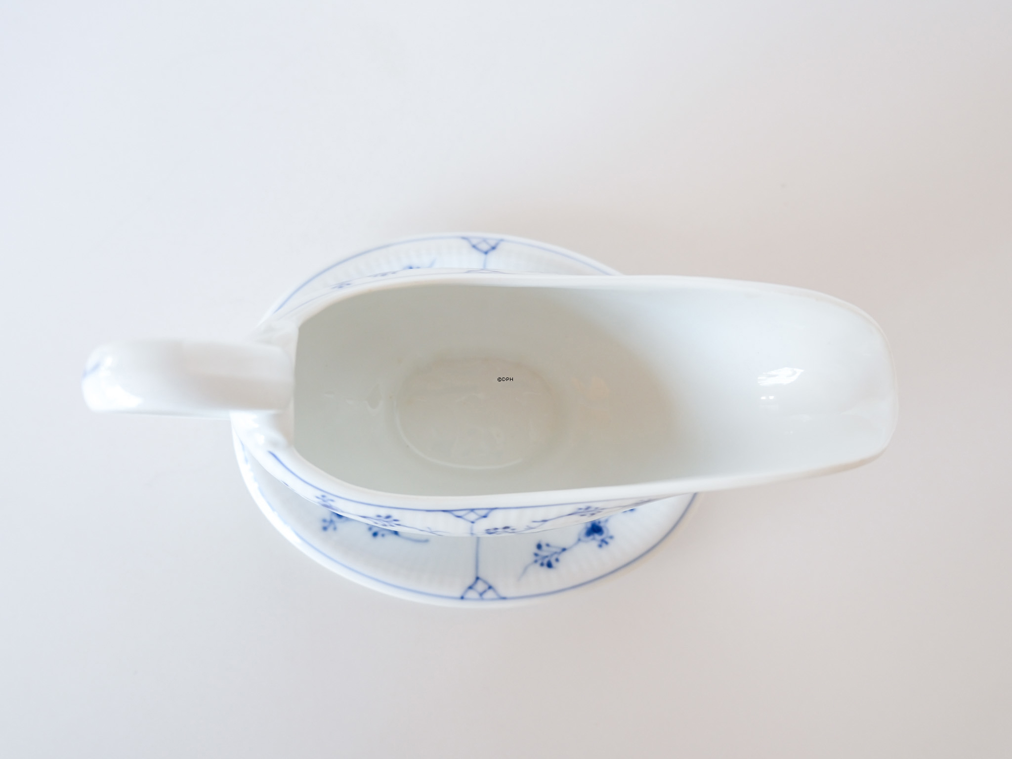Musselmalet Gerippt, Sauciere auf festem Ständer, Royal Copenhagen Nr. 200