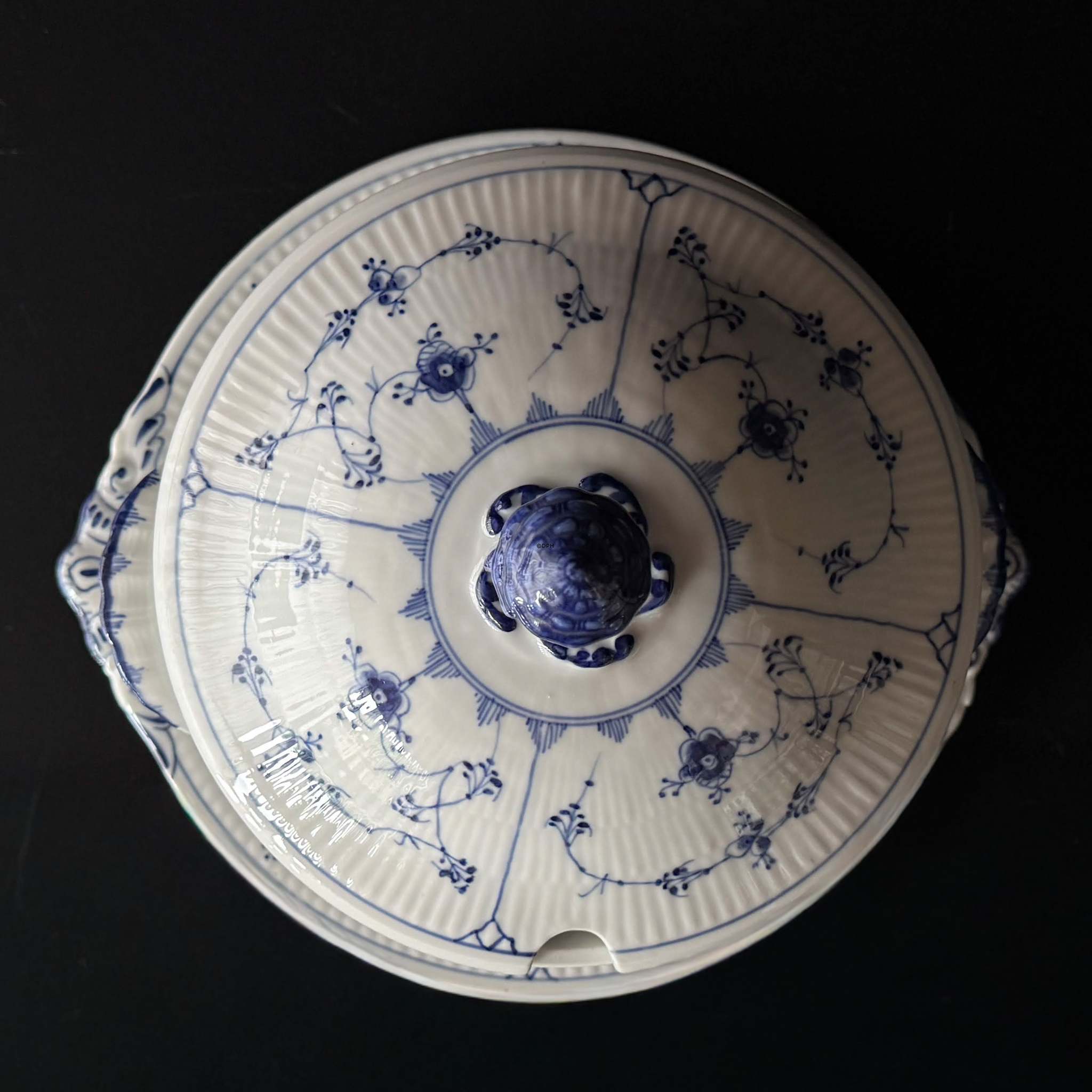Royal Copenhagen Musselmalet gerippt große runde Terrine mit Deckel und Unterplatte, 1889-1922, mit Schleifspur unter dem Deckel