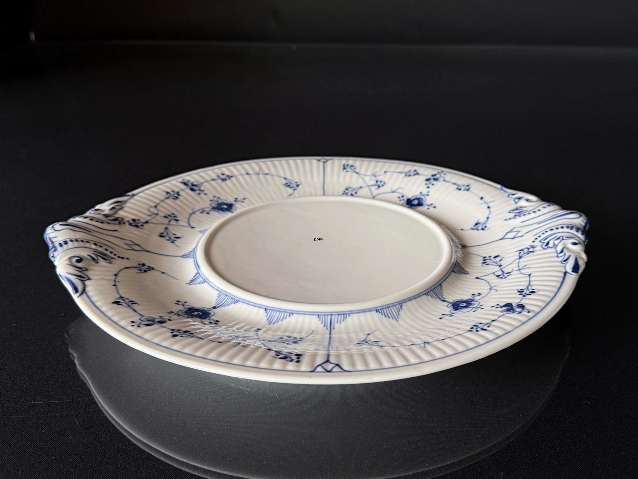 Royal Copenhagen Musselmalet gerippt große runde Terrine mit Deckel und Unterplatte, 1889-1922, mit Schleifspur unter dem Deckel