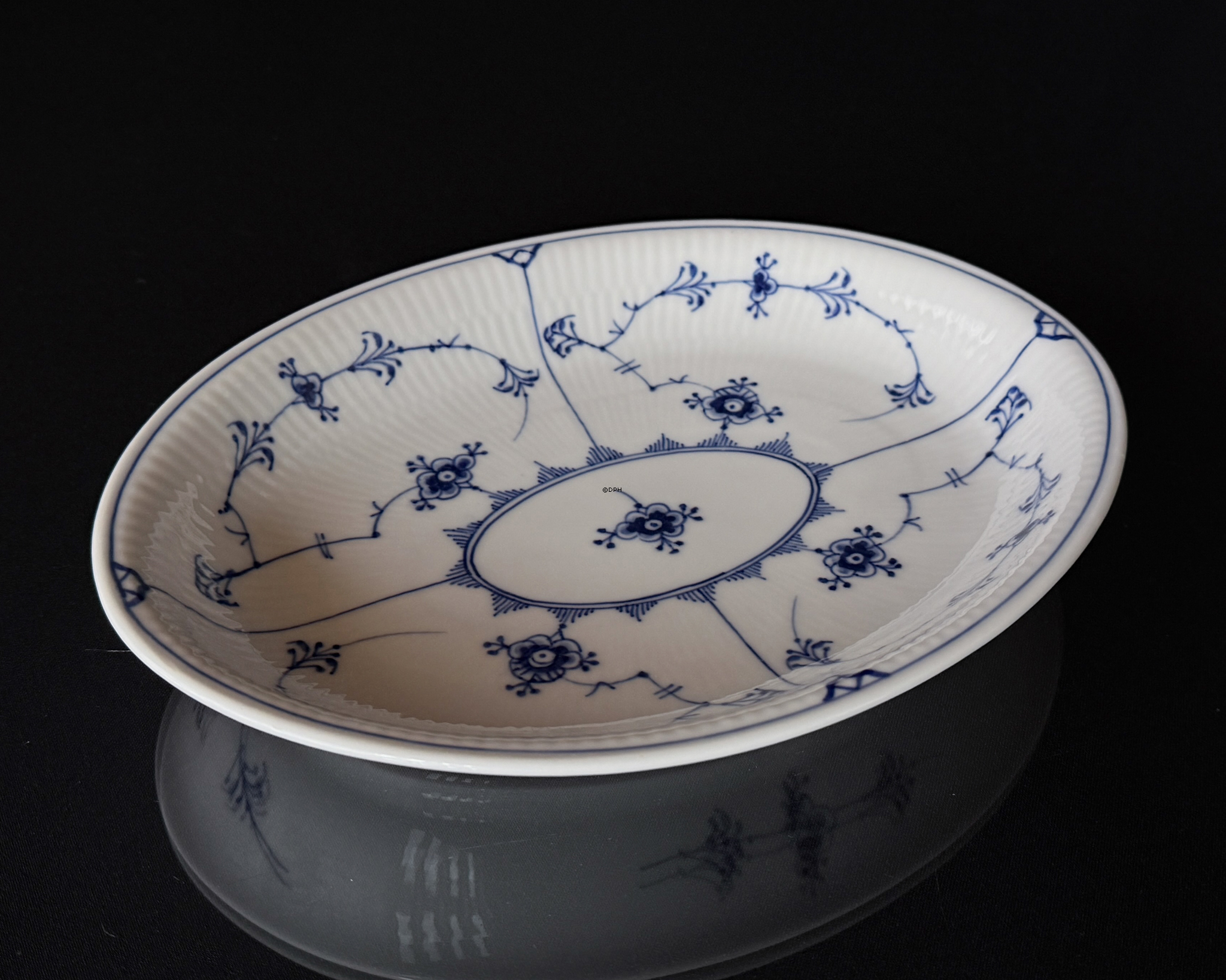 Musselmalet Gerippt, Servierplatte Nr. 1/96 oder 372, Royal Copenhagen 26cm