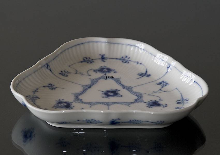 Musselmalet Gerippt, dreieckige Schale 23cm, Royal Copenhagen Nr, 1-27