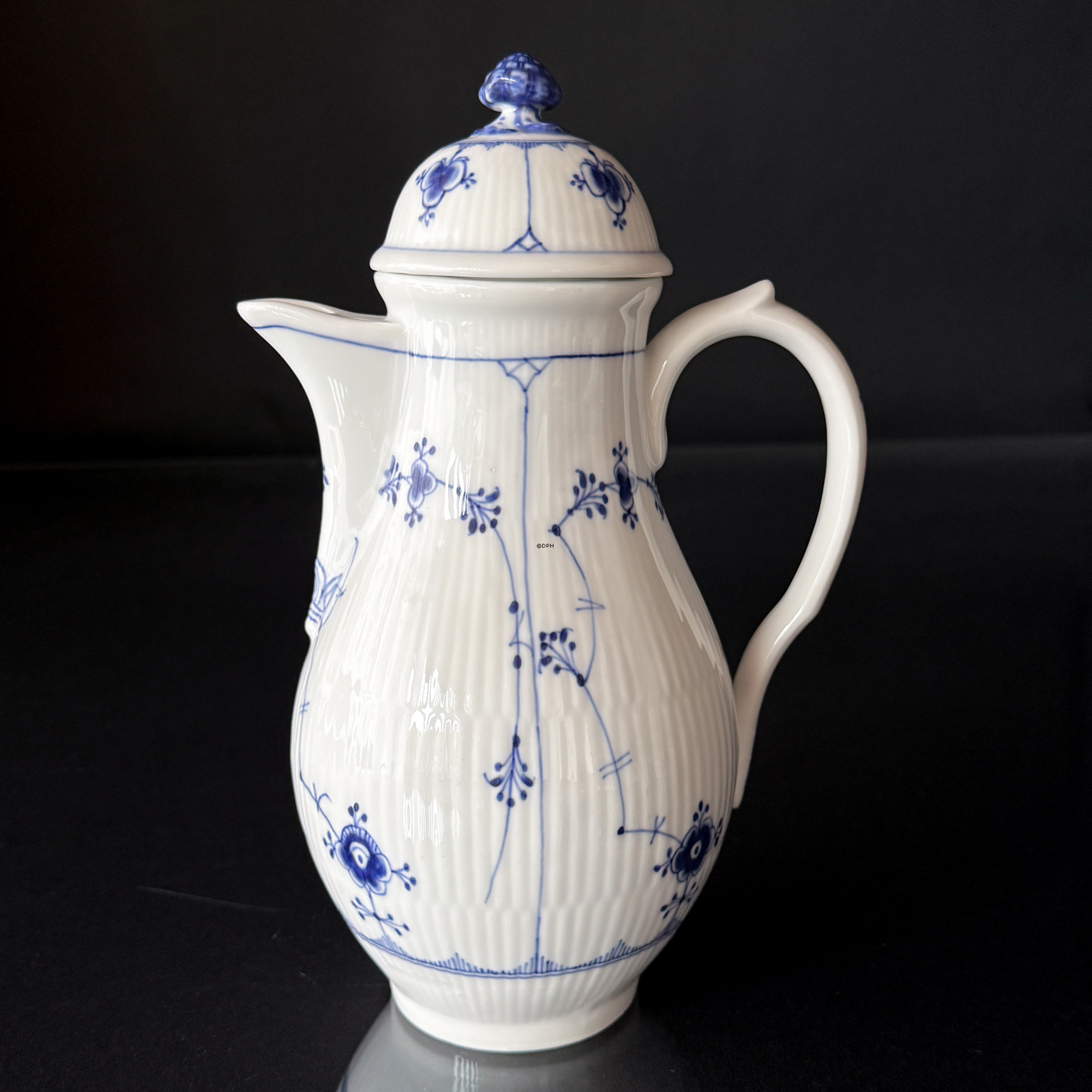Royal Copenhagen Musselmalet gerippt Kanne Nr. 1/43, sehr selten, mit Schleifspur am Deckel