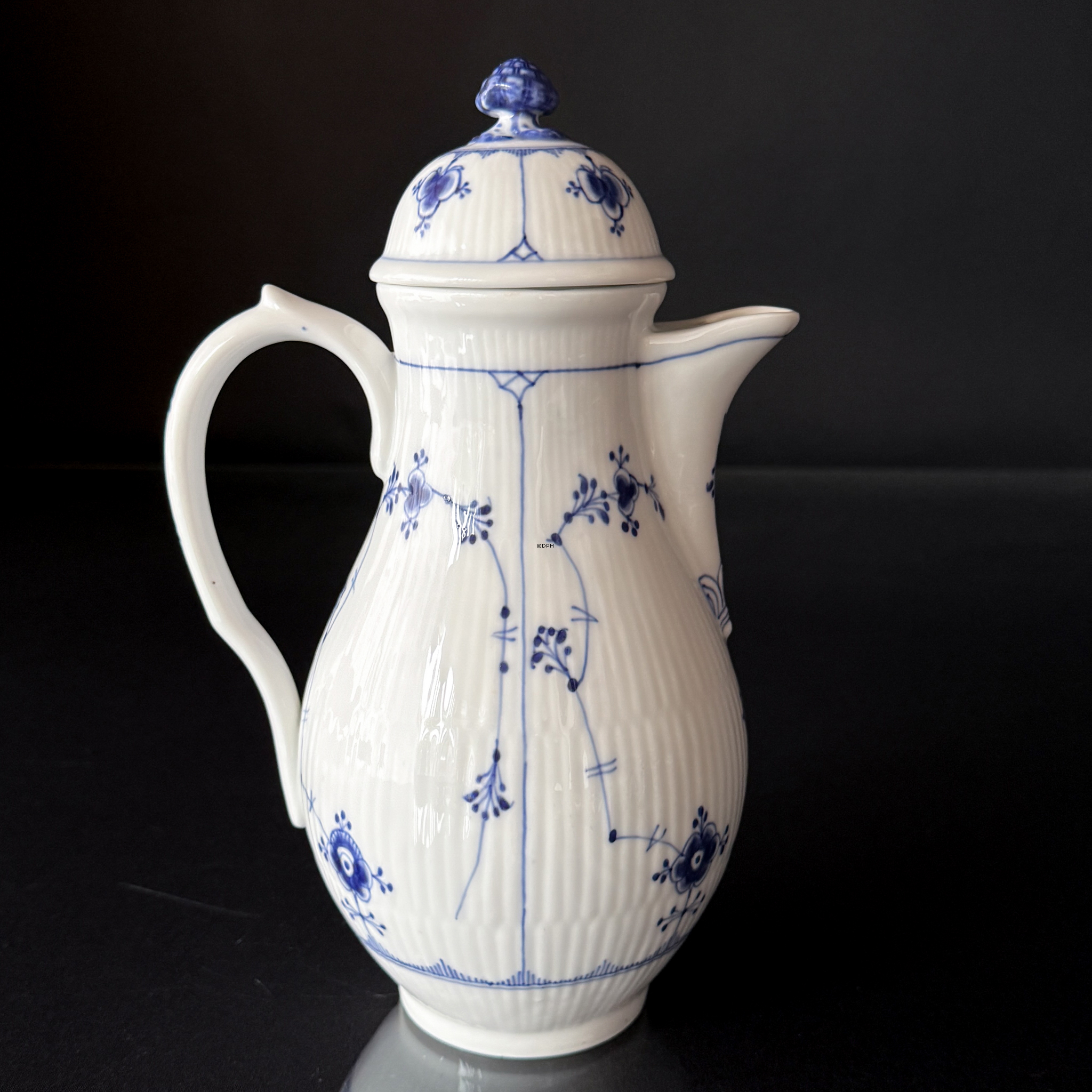 Royal Copenhagen Musselmalet gerippt Kanne Nr. 1/43, sehr selten, mit Schleifspur am Deckel