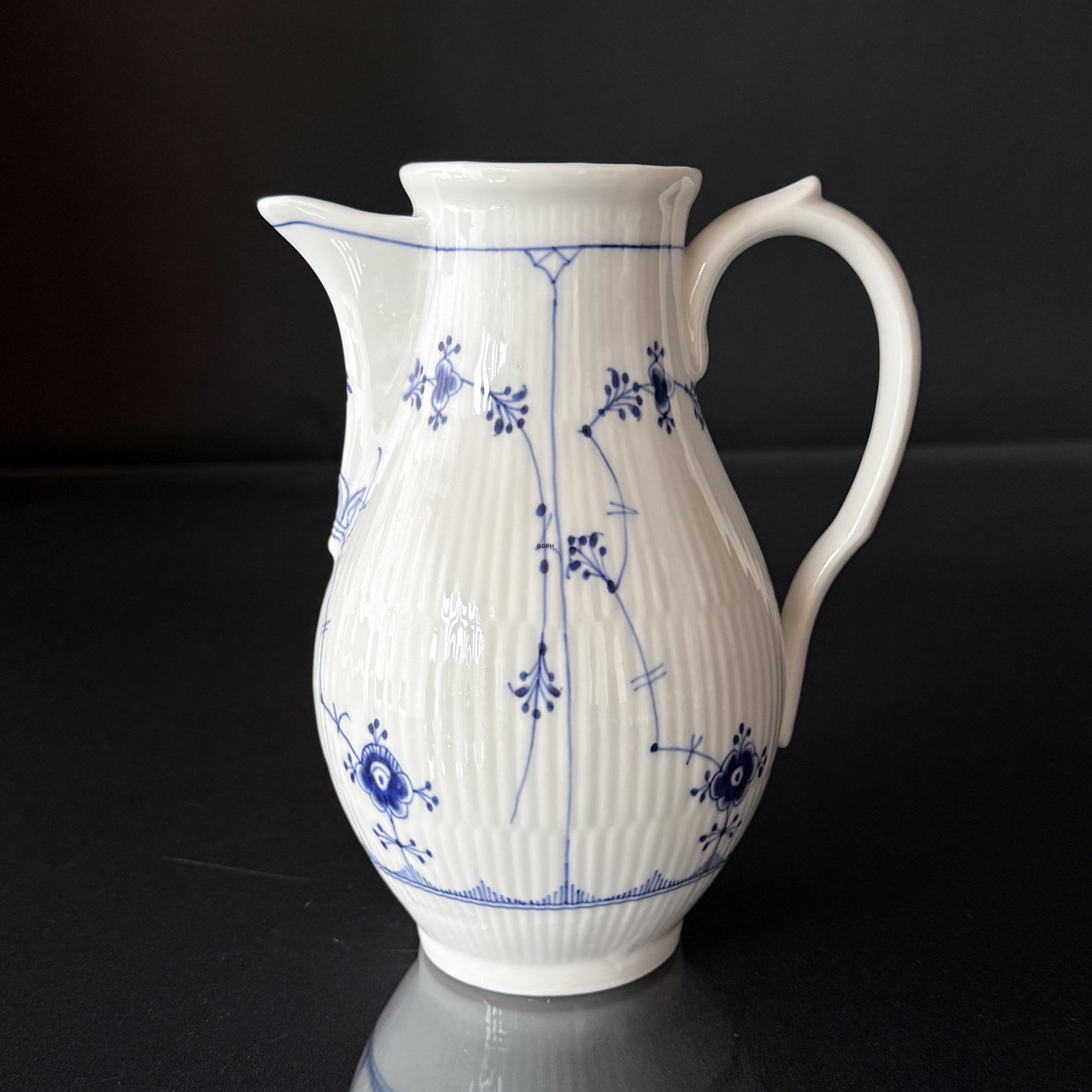 Royal Copenhagen Musselmalet gerippt Kanne Nr. 1/43, sehr selten, mit Schleifspur am Deckel