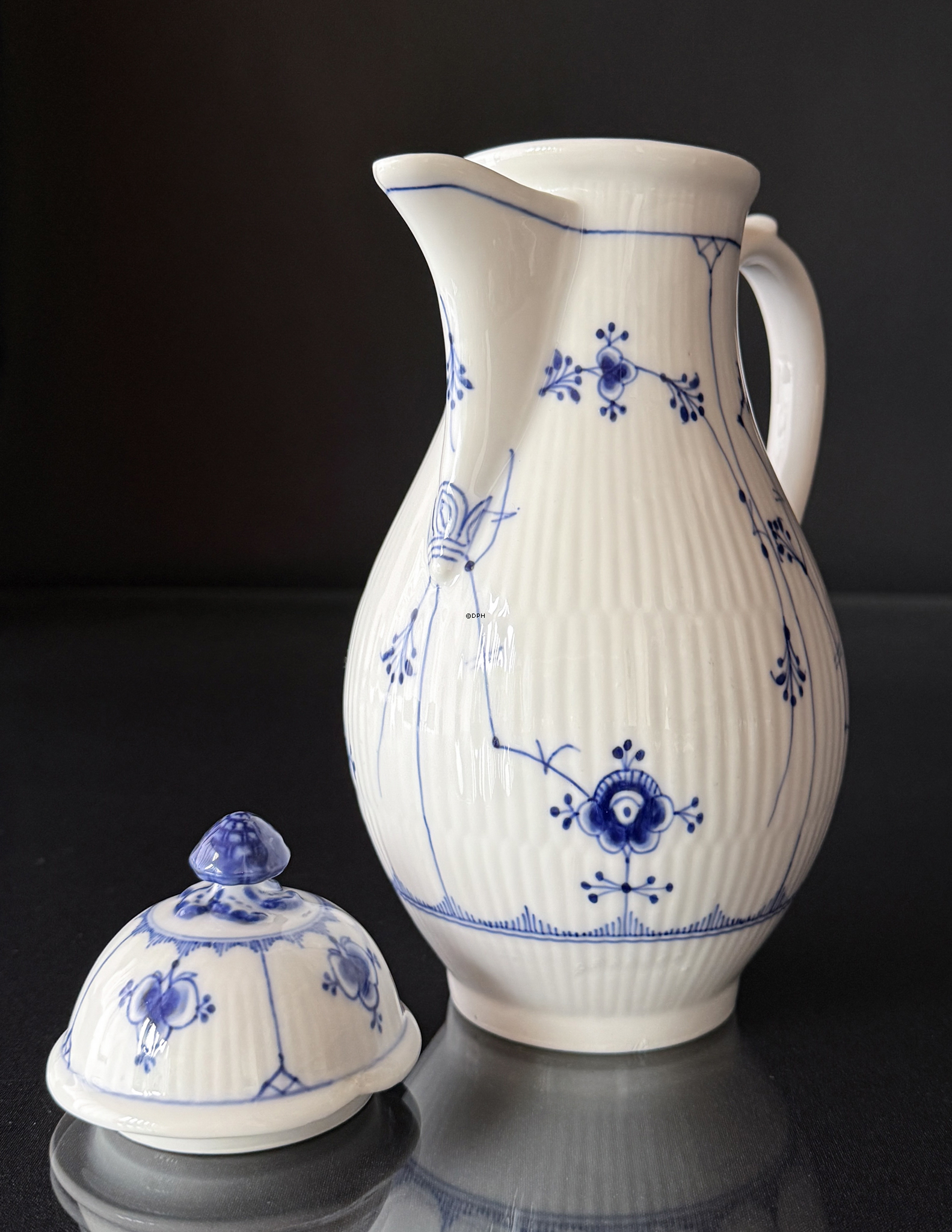 Royal Copenhagen Musselmalet gerippt Kanne Nr. 1/43, sehr selten, mit Schleifspur am Deckel