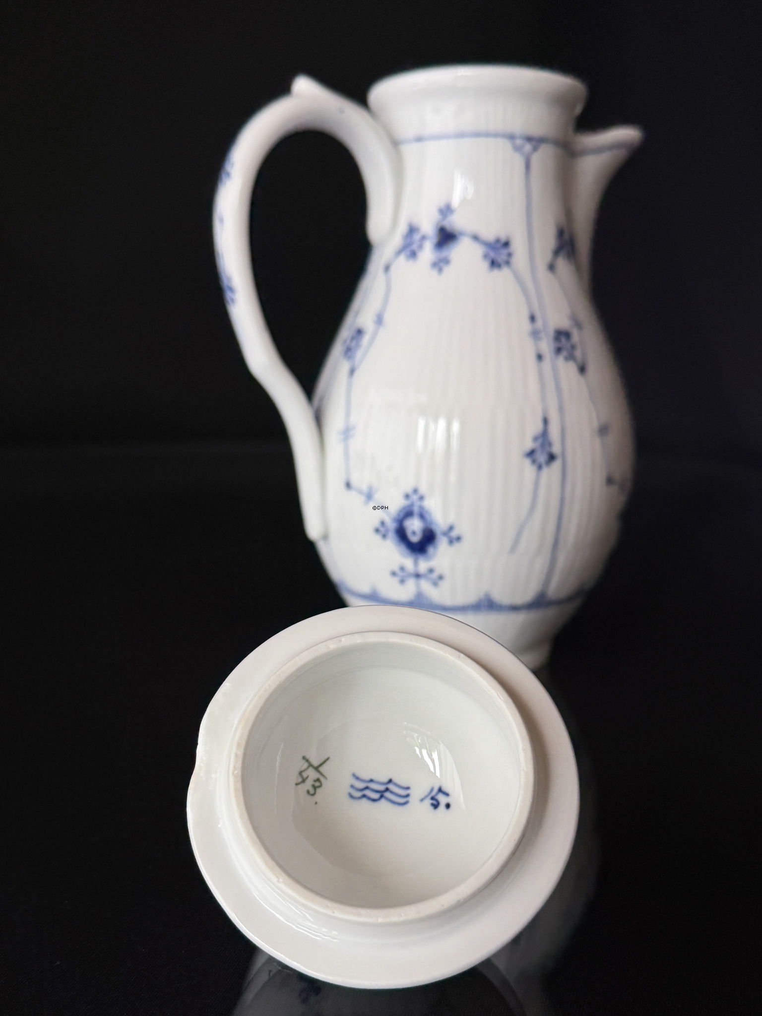 Royal Copenhagen Musselmalet gerippt Kanne Nr. 1/43, sehr selten, mit Schleifspur am Deckel