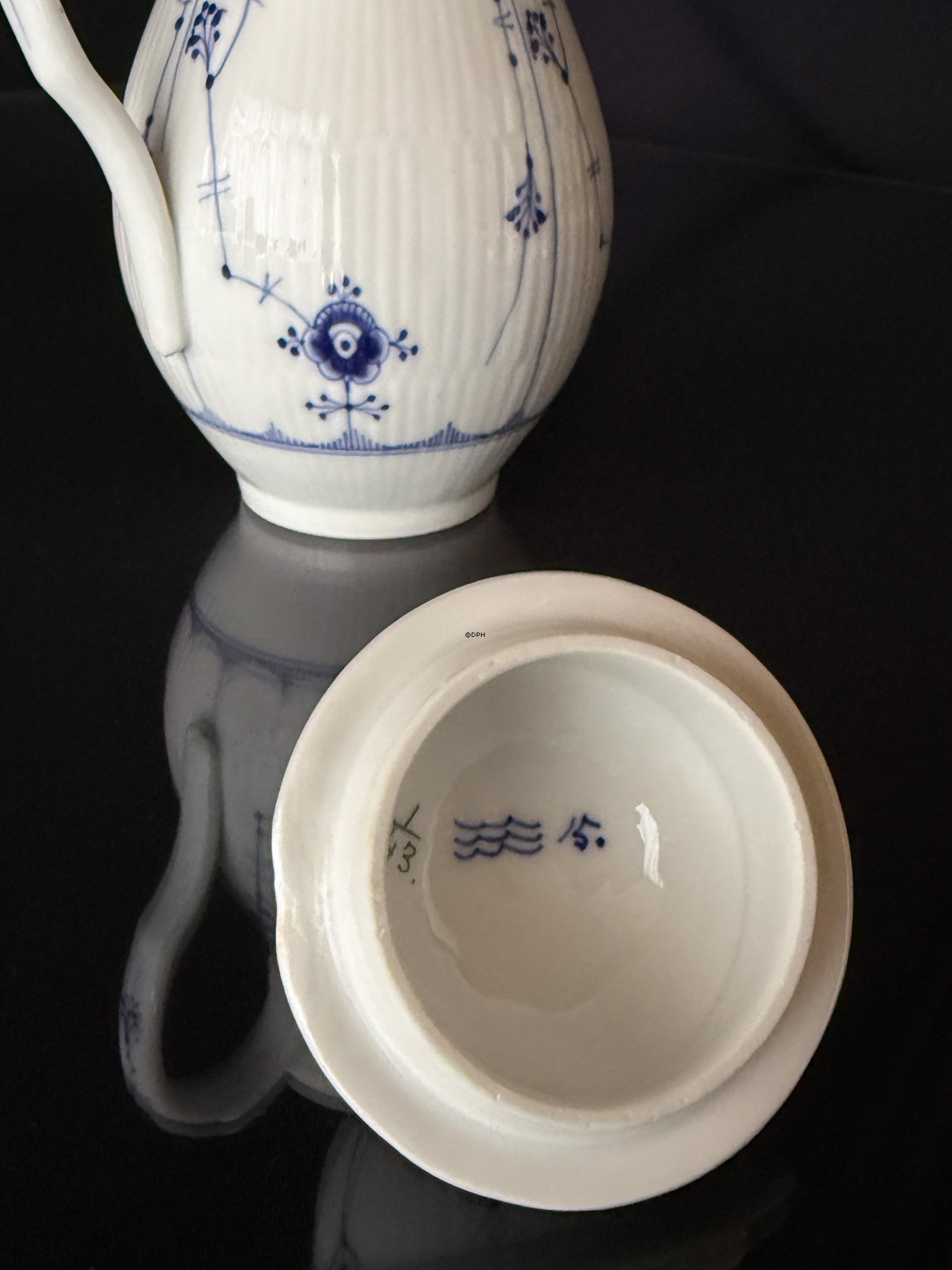 Royal Copenhagen Musselmalet gerippt Kanne Nr. 1/43, sehr selten, mit Schleifspur am Deckel