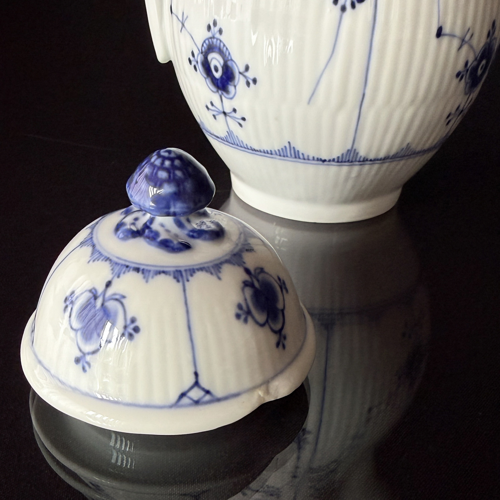 Royal Copenhagen Musselmalet gerippt Kanne Nr. 1/43, sehr selten, mit Schleifspur am Deckel