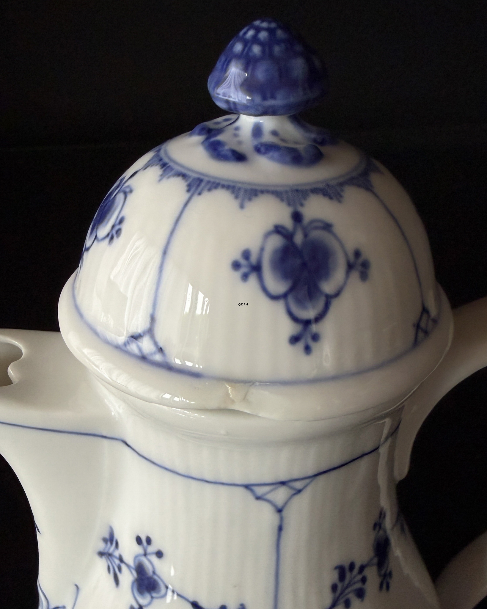 Royal Copenhagen Musselmalet gerippt Kanne Nr. 1/43, sehr selten, mit Schleifspur am Deckel