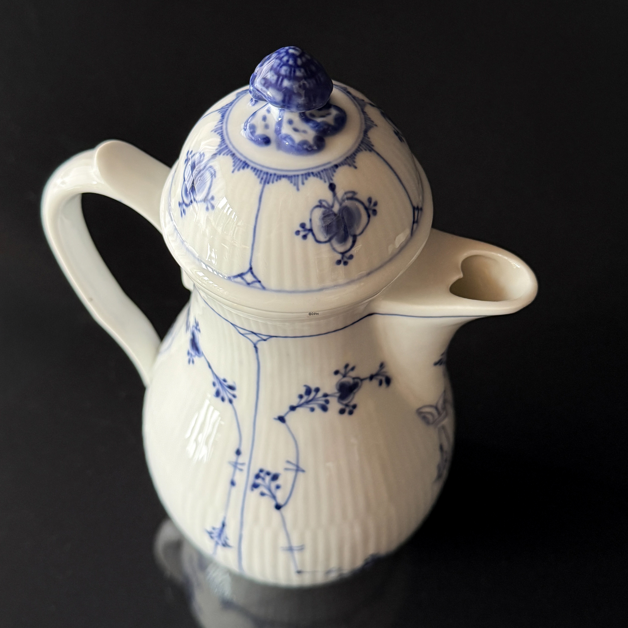 Royal Copenhagen Musselmalet gerippt Kanne Nr. 1/43, sehr selten, mit Schleifspur am Deckel