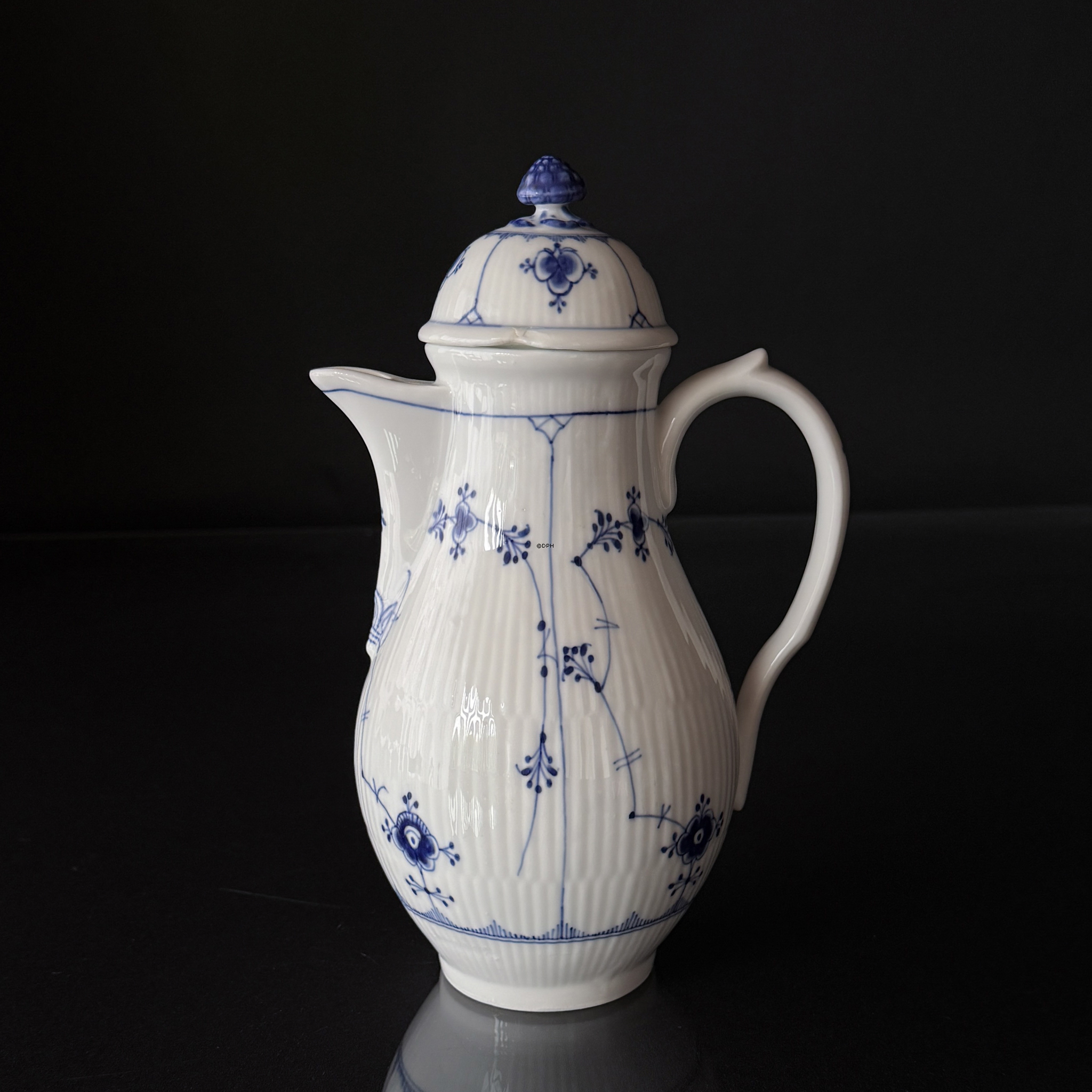 Royal Copenhagen Musselmalet gerippt Kanne Nr. 1/43, sehr selten, mit Schleifspur am Deckel