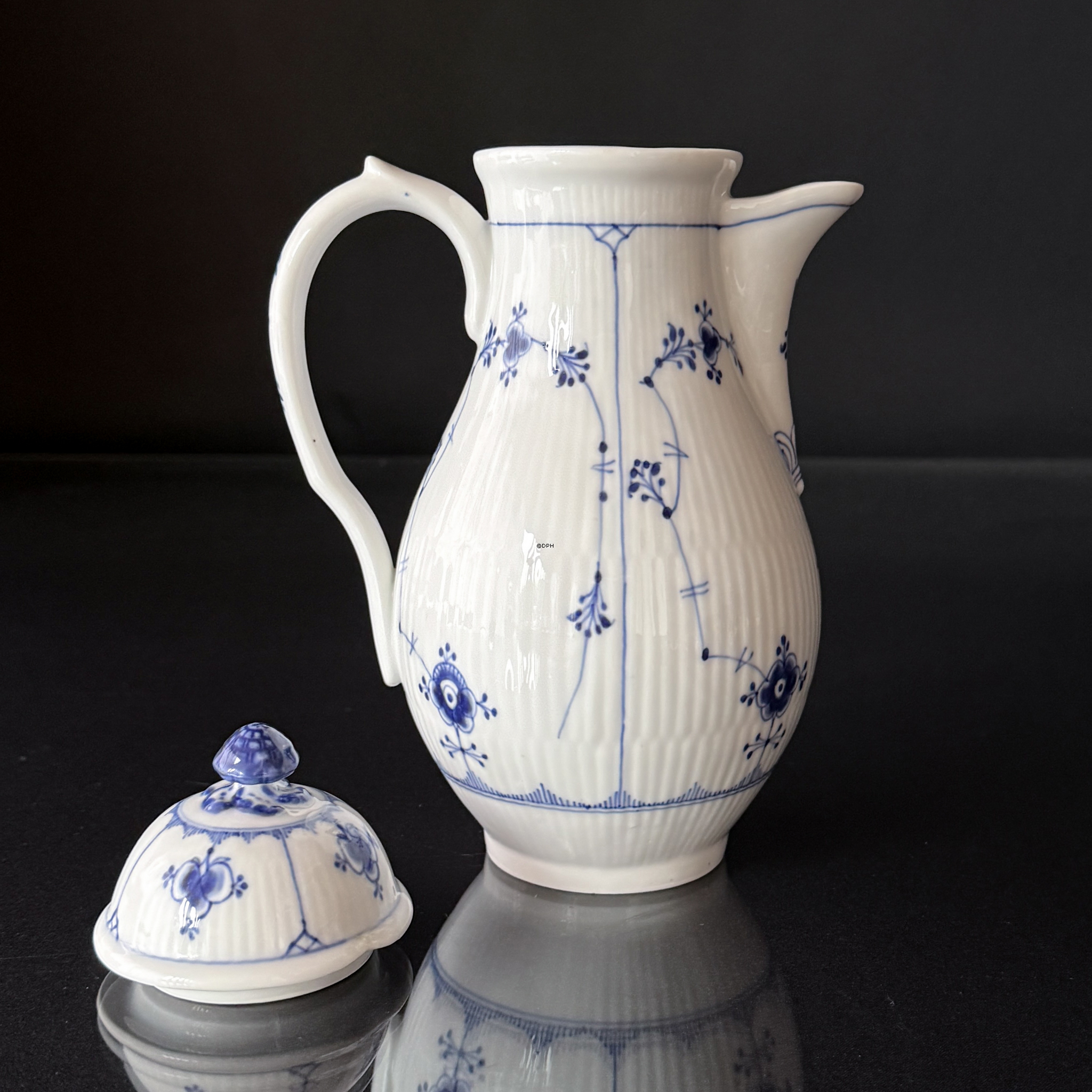 Royal Copenhagen Musselmalet gerippt Kanne Nr. 1/43, sehr selten, mit Schleifspur am Deckel