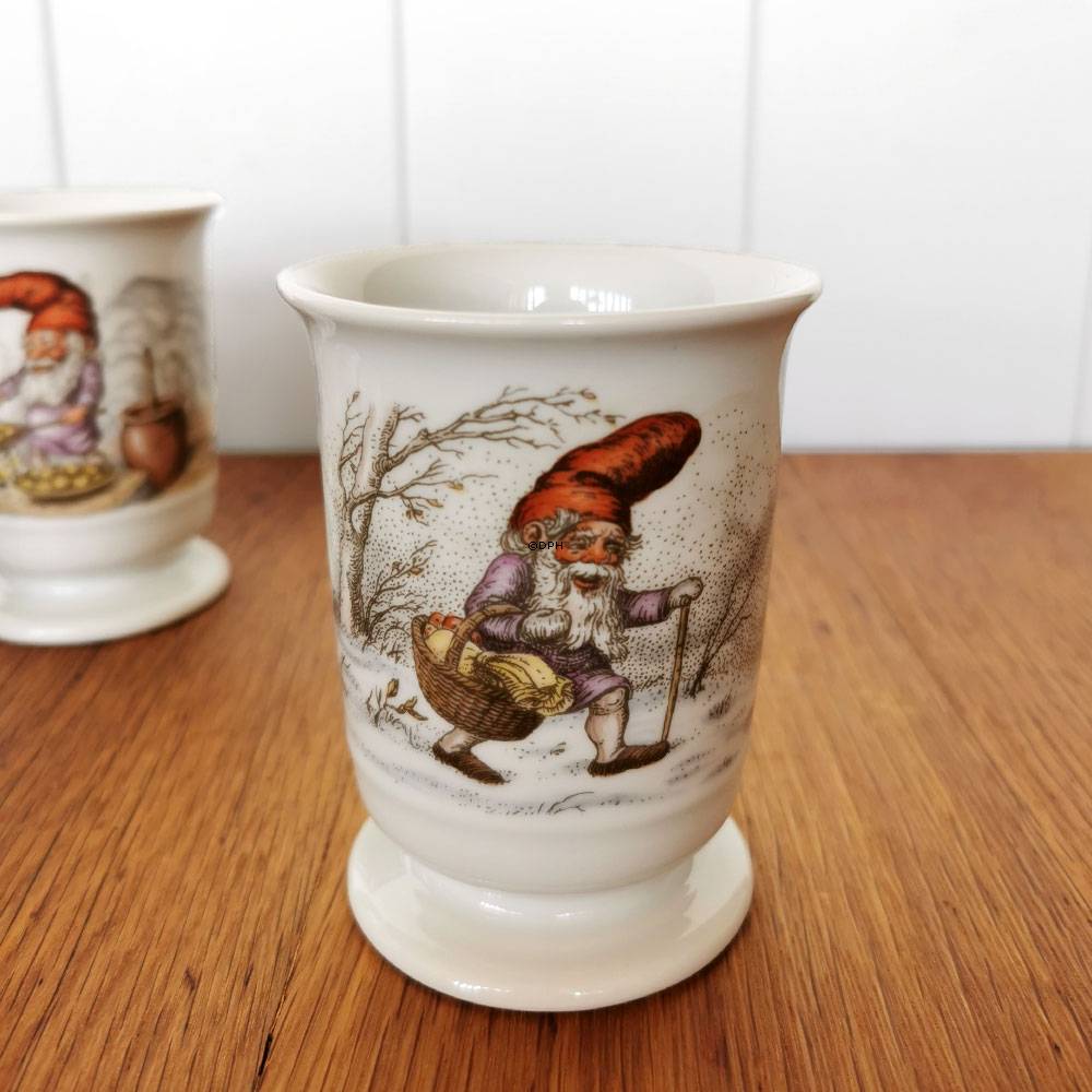 Becher mit Wiberg Wichteln, der im Schnee spazieren geht, Royal Copenhagen Nr. 1-5436