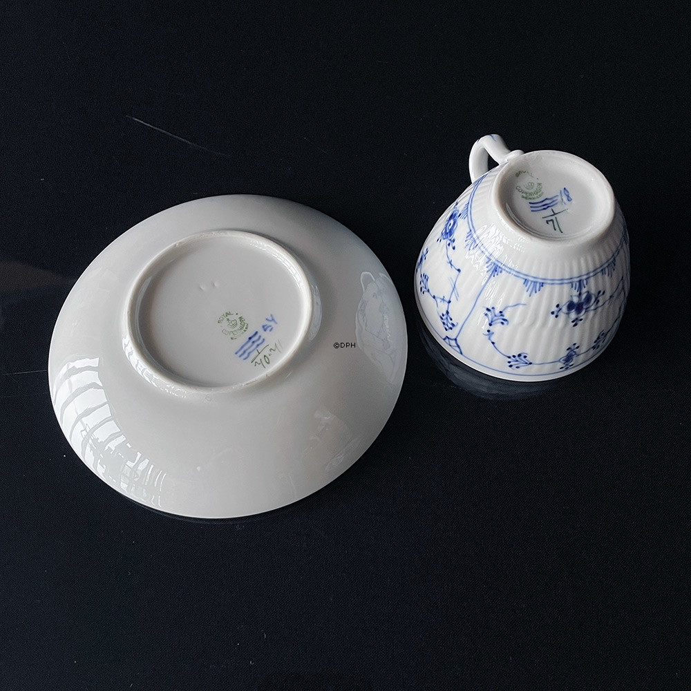 Musselmalet Gerippt, Kaffeetasse (Ø8,5cm H:6cm) mit Untertasse (Ø14cm), Royal Copenhagen Nr. 1-71