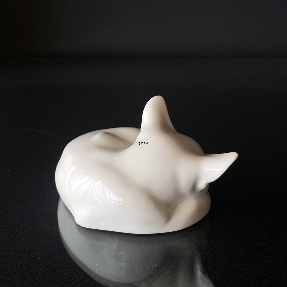 Schlafende weiße Katze, Royal Copenhagen Figurine Nr. 0/422 oder 057.