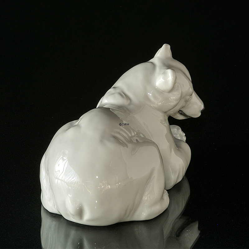 Weißer Eisbär, der sich entspannen, Royal Copenhagen Figur Nr. 21520 oder 238