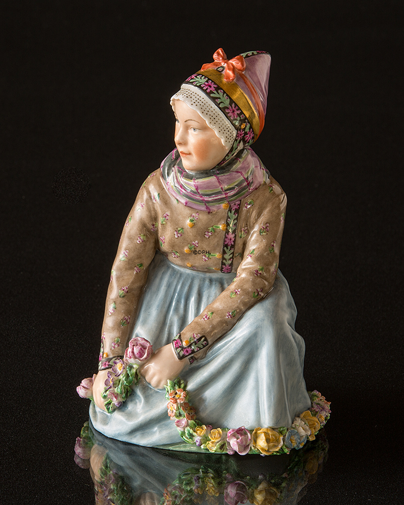 Fanø Mädchen mit Girlande, Royal Copenhagen Figur Nr. 12413 order 253