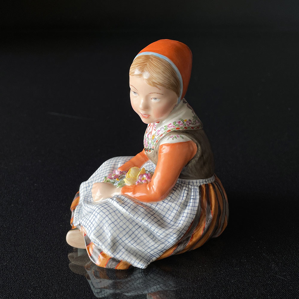 Mädchen von Fünen sitzend mit Blumen, Royal Copenhagen Nr. 12420 oder 256