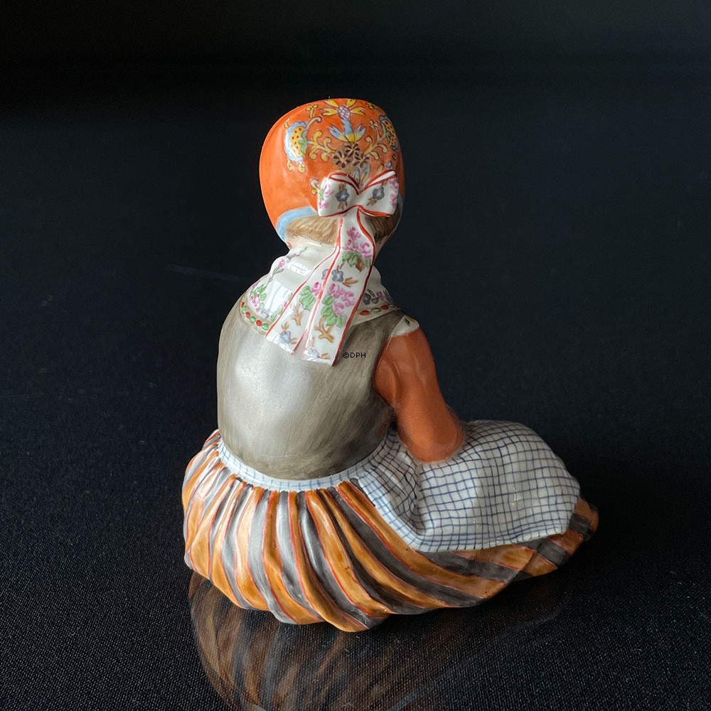 Mädchen von Fünen sitzend mit Blumen, Royal Copenhagen Nr. 12420 oder 256