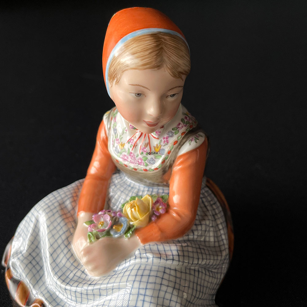 Mädchen von Fünen sitzend mit Blumen, Royal Copenhagen Nr. 12420 oder 256