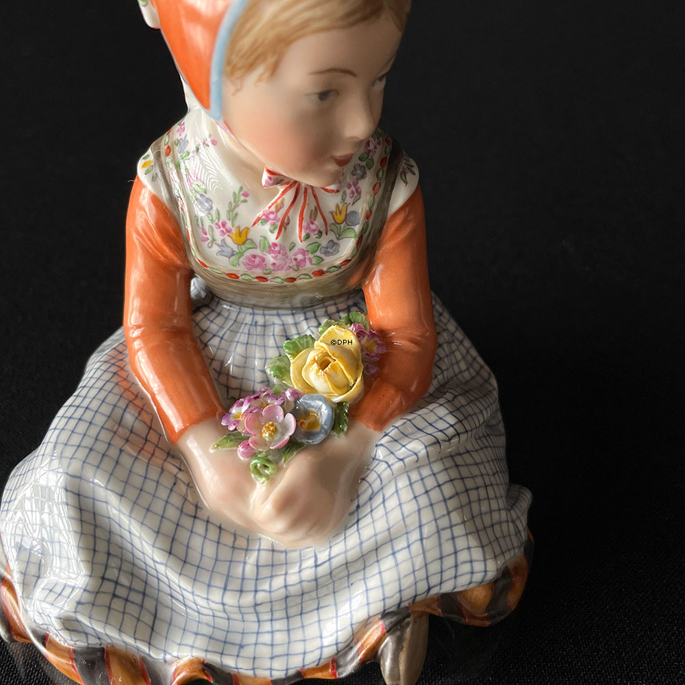 Mädchen von Fünen sitzend mit Blumen, Royal Copenhagen Nr. 12420 oder 256