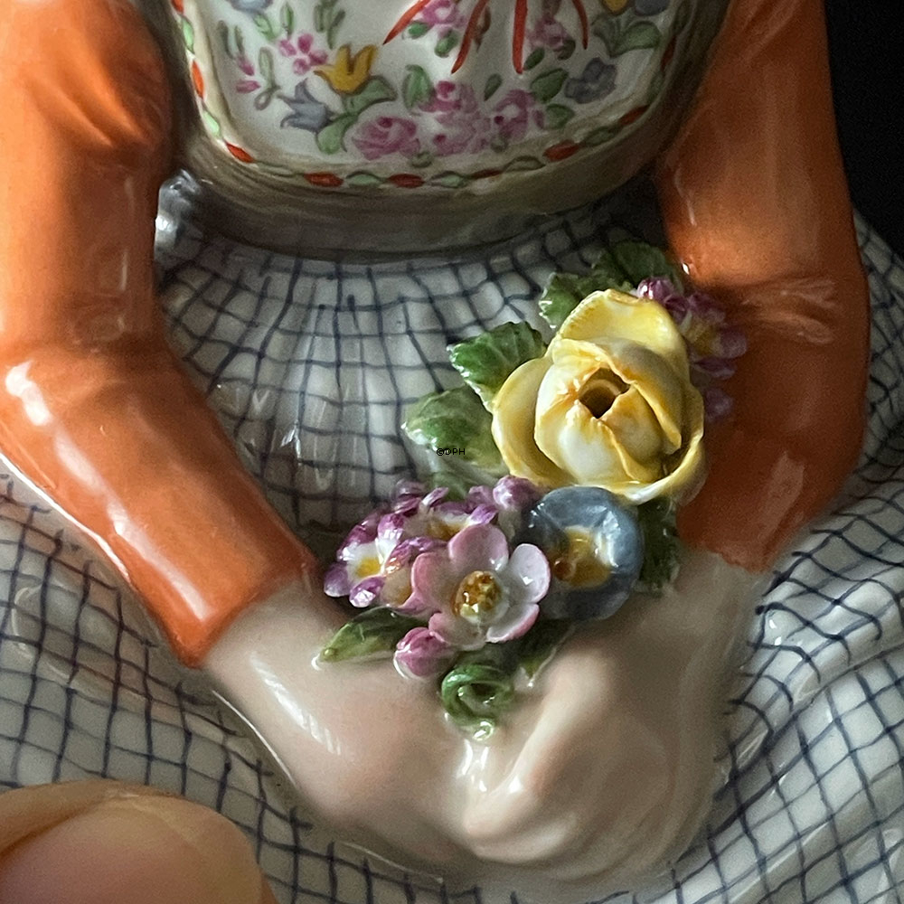 Mädchen von Fünen sitzend mit Blumen, Royal Copenhagen Nr. 12420 oder 256