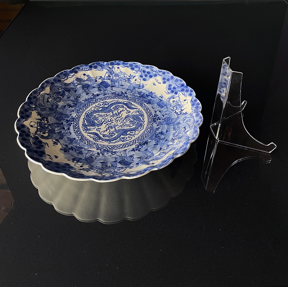 StabilerTellerständer, Acryl - Kann sowohl zum Stellen als auch zum Aufhängen von großen Tellern, Geschirr etc. verwendet werden