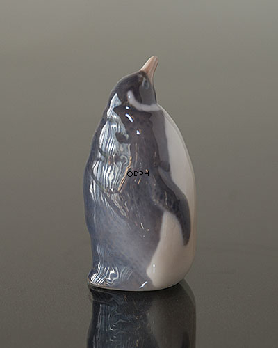 Pinguin, der neugierig oben schaut, Royal Copenhagen Vogelfigur Nr. 3003 oder 139