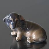 Dackel sitzt auf seiner Seite, Royal Copenhagen Hundefigur Nr. 3140 