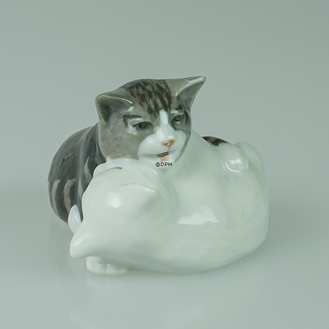 Zwei Kätzchen spielen, Royal Copenhagen Katze Figur Nr. 303