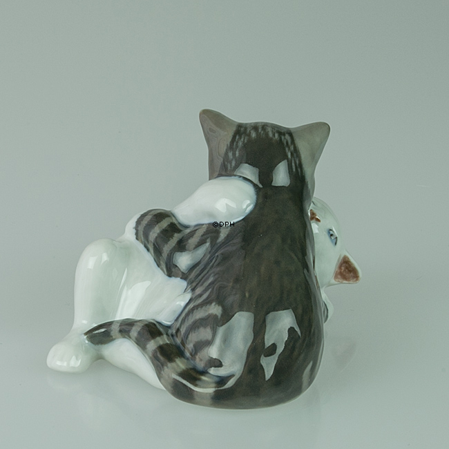 Zwei Kätzchen spielen, Royal Copenhagen Katze Figur Nr. 303