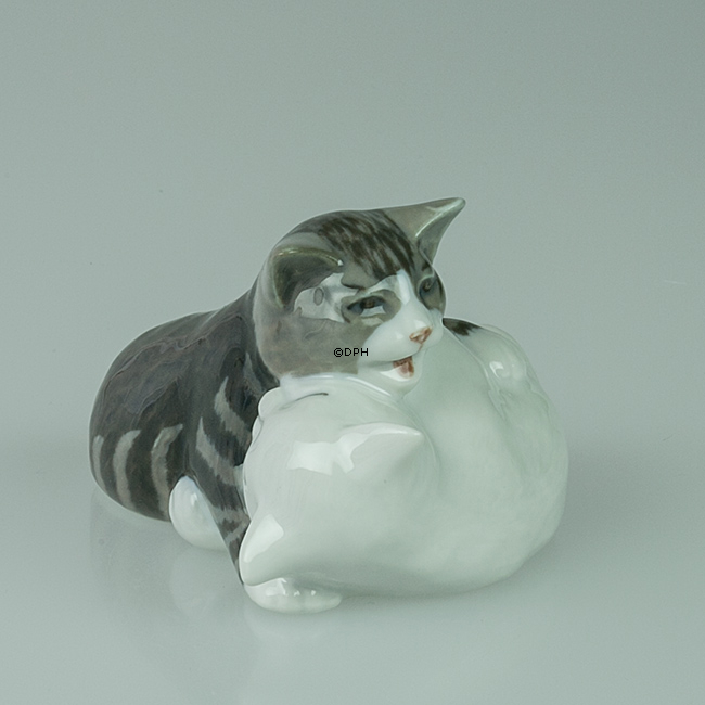 Zwei Kätzchen spielen, Royal Copenhagen Katze Figur Nr. 303
