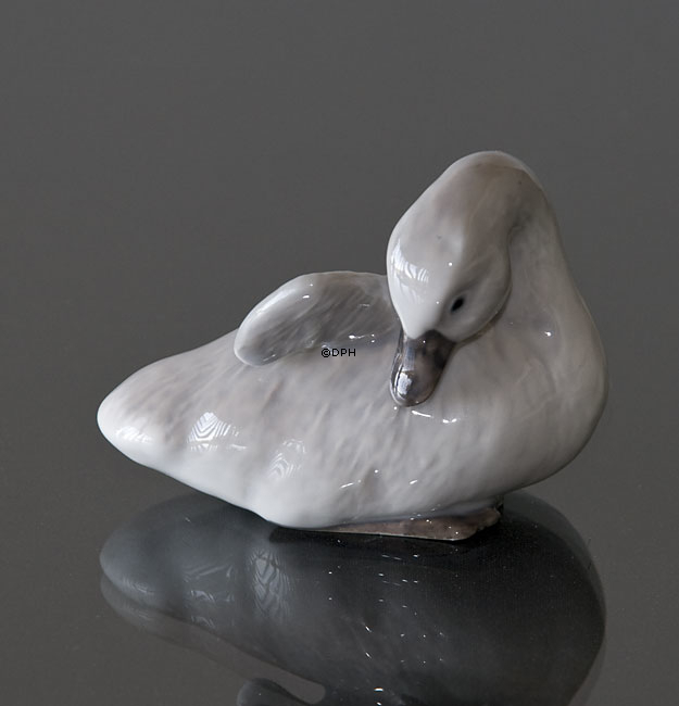 Schwanküken mit erhobenem Flügel, Royal Copenhagen Vogelfigur Nr. 364