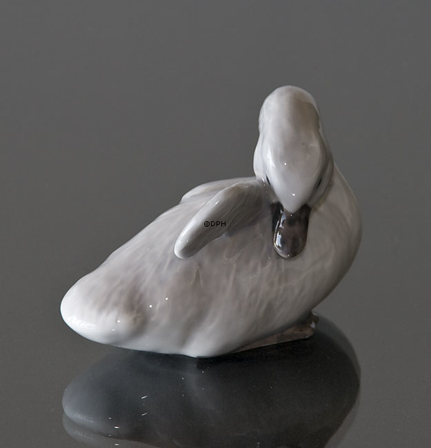 Schwanküken mit erhobenem Flügel, Royal Copenhagen Vogelfigur Nr. 364