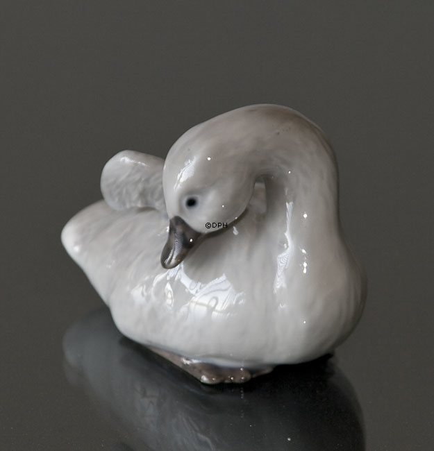 Schwanküken mit erhobenem Flügel, Royal Copenhagen Vogelfigur Nr. 364