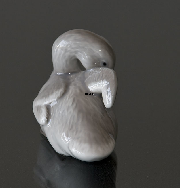 Schwanküken mit erhobenem Flügel, Royal Copenhagen Vogelfigur Nr. 364