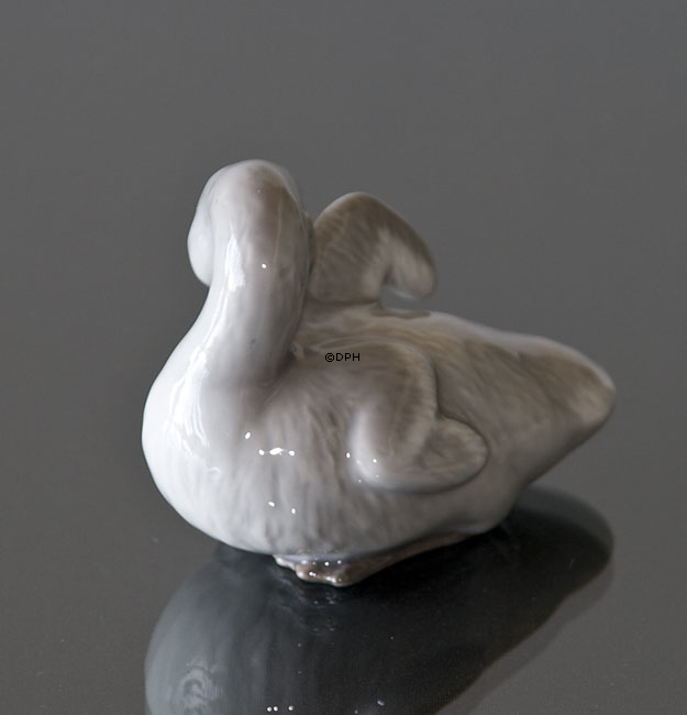 Schwanküken mit erhobenem Flügel, Royal Copenhagen Vogelfigur Nr. 364