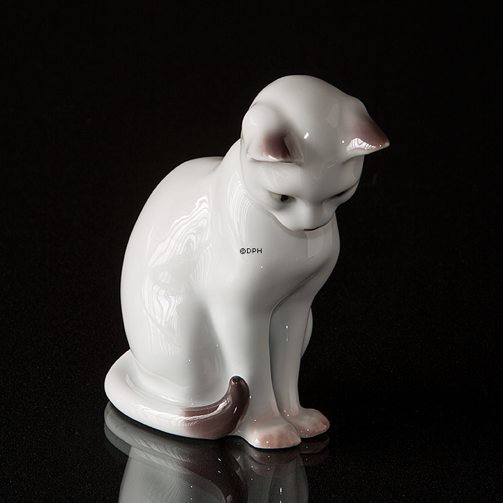 Weiße Katze schaut nach unten, Bing & Gröndahl Figur Nr. 2453 oder 499