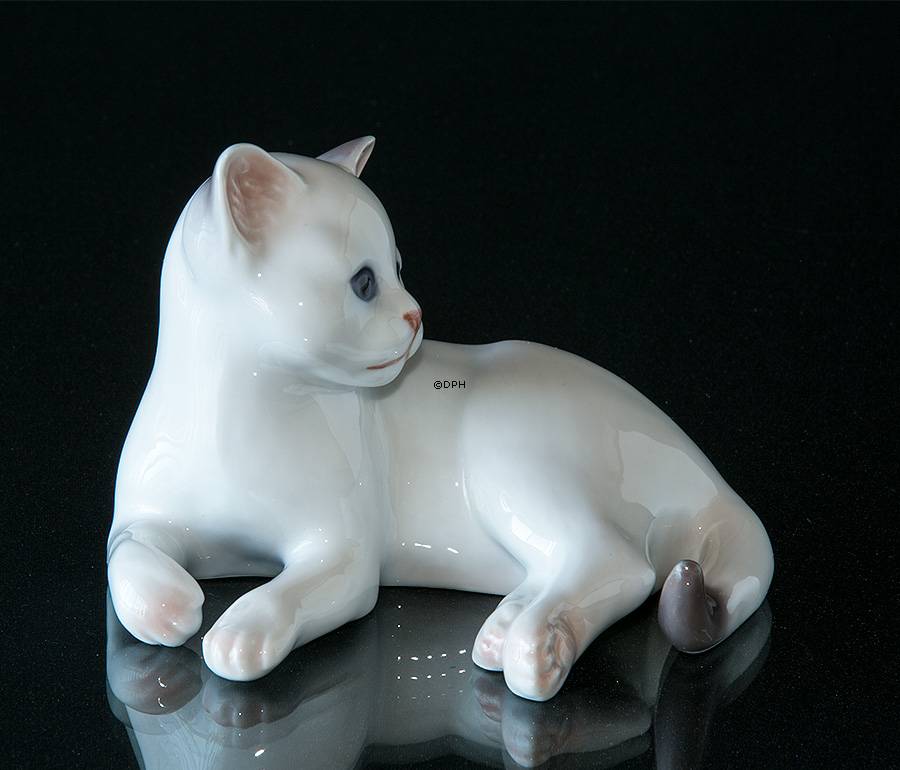 Weißes Kätzchen, liegend, Bing & Gröndahl Katze Figur Nr. 2504 oder 504