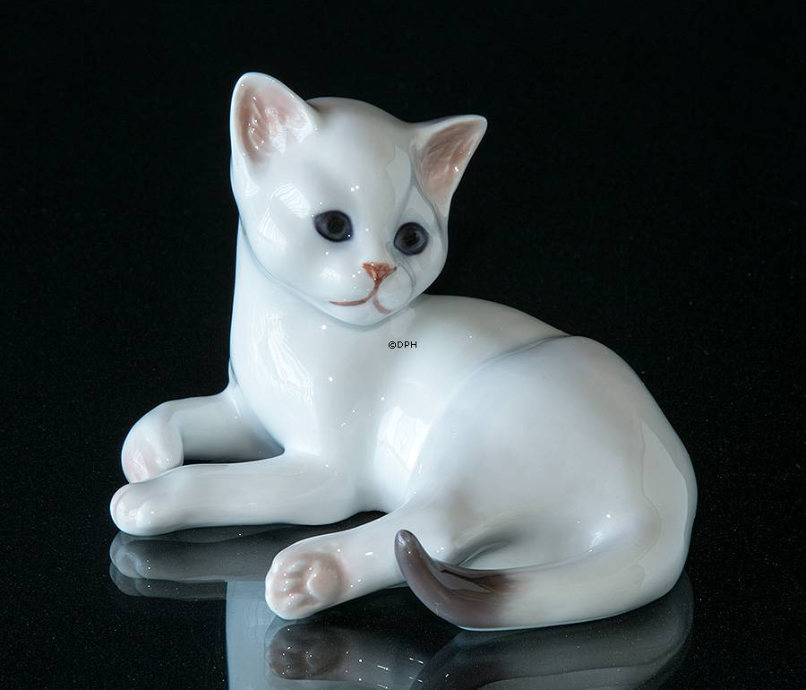 Weißes Kätzchen, liegend, Bing & Gröndahl Katze Figur Nr. 2504 oder 504