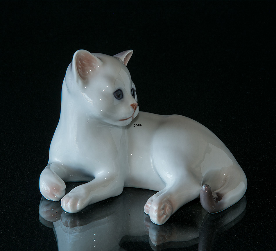 Weißes Kätzchen, liegend, Bing & Gröndahl Katze Figur Nr. 2504 oder 504