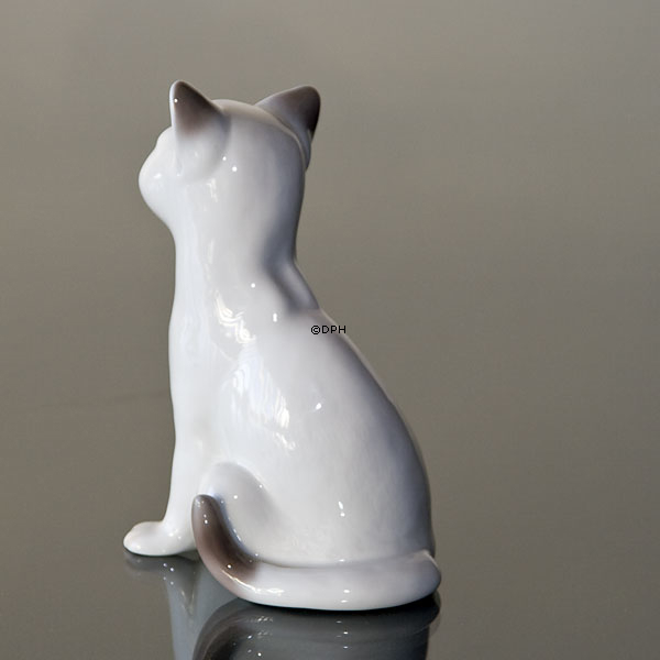 Weißes Kätzchen, sitzend, Royal Copenhagen Katzenfigur Nr. 505