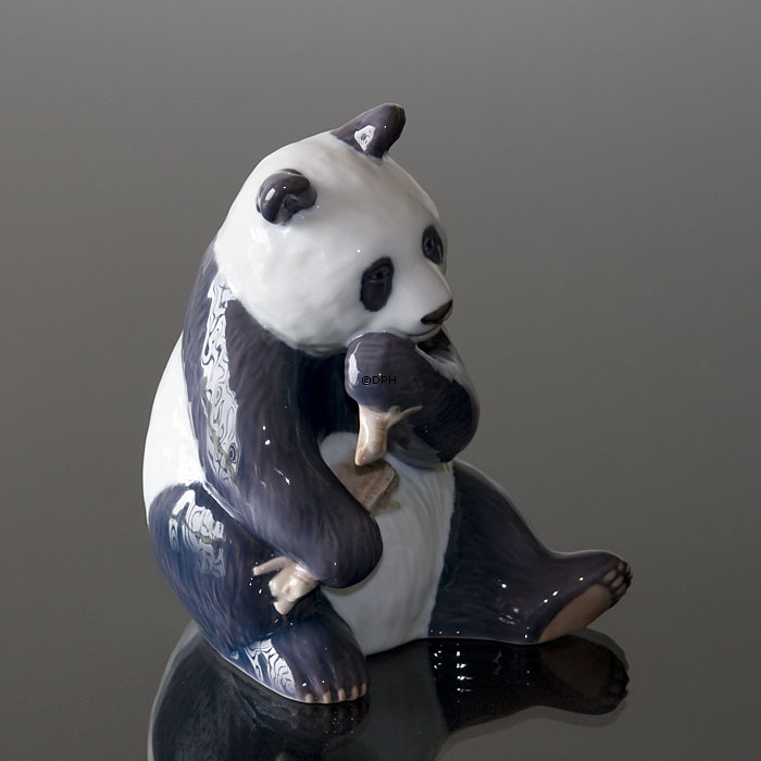 Panda, der Bambus isst und froh aussieht, Royal Copenhagen Figur Nr. 662