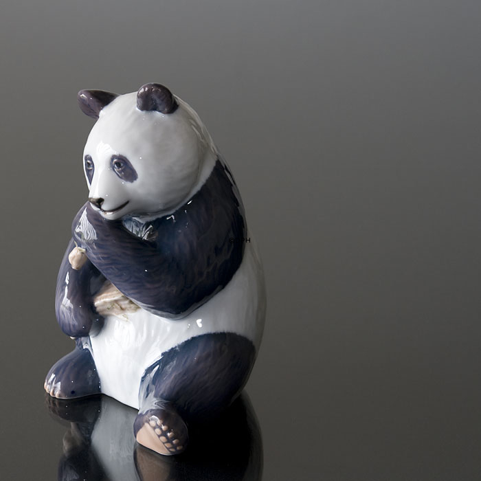 Panda, der Bambus isst und froh aussieht, Royal Copenhagen Figur Nr. 662