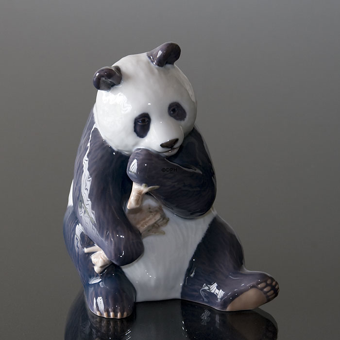 Panda, der Bambus isst und froh aussieht, Royal Copenhagen Figur Nr. 662