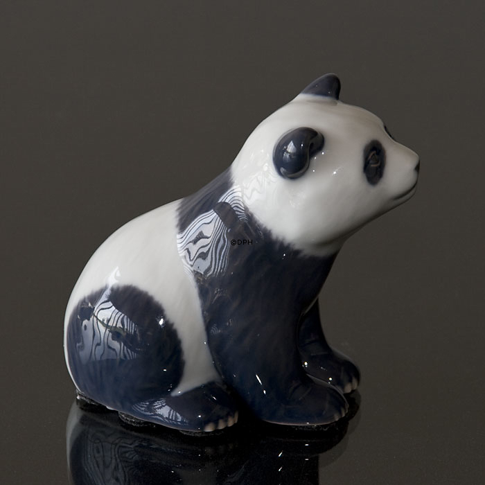 Panda sitzend neugierig, Royal Copenhagen Figur Nr. 663