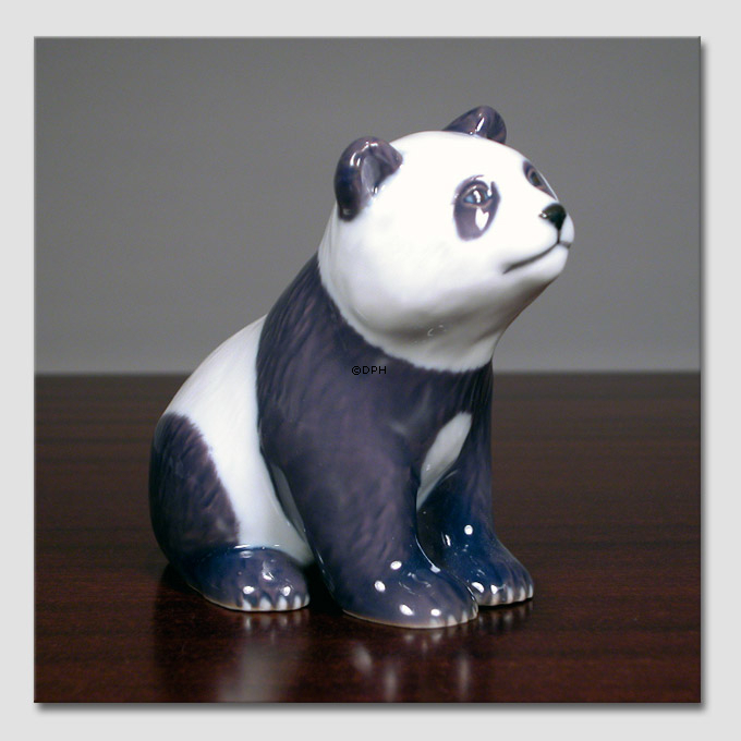Panda sitzend neugierig, Royal Copenhagen Figur Nr. 663