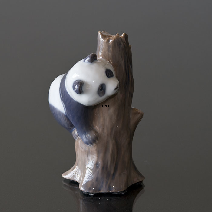 Panda klettert auf einen Baum, Royal Copenhagen Figur Nr. 664